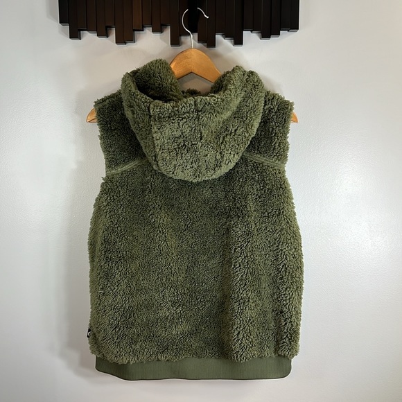 ZYIA | Cozy Sherpa Vest with Hood and Pockets - Picture 7 of 9